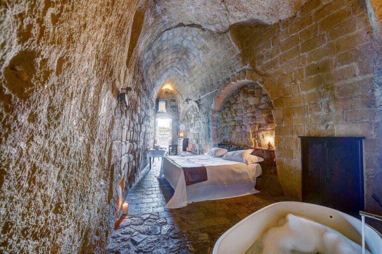 غرفة نوم داخل فندق Sextantio le Grotte della Civita