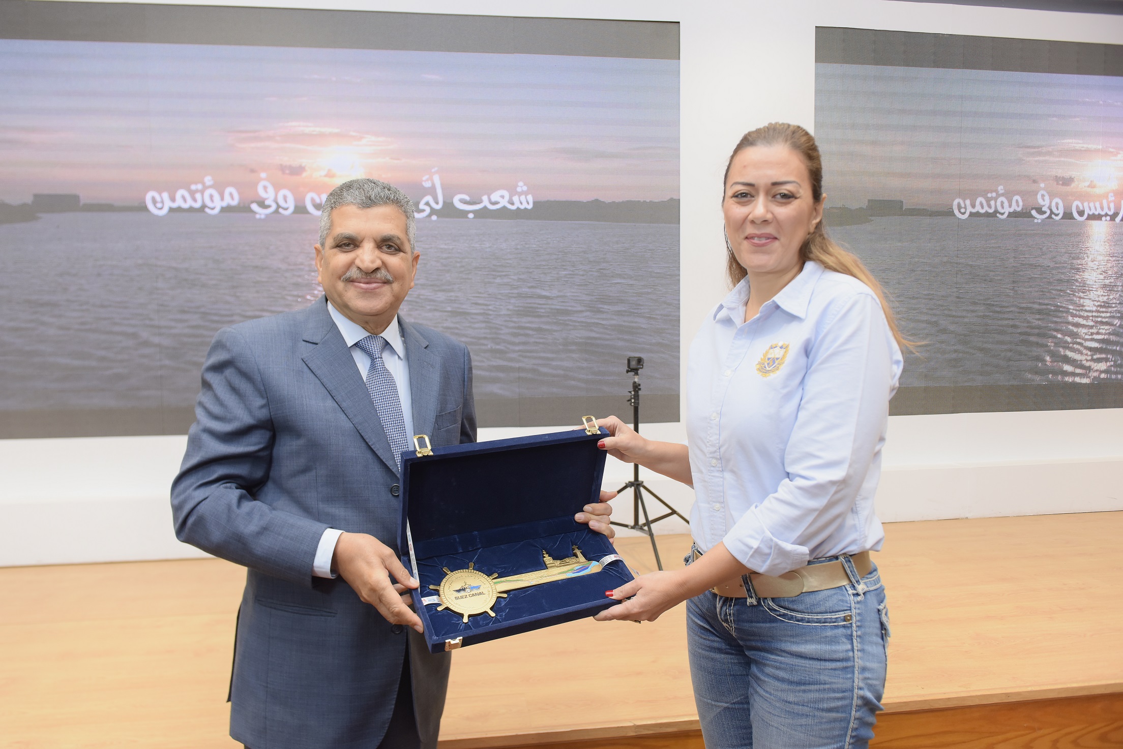 الفريق أسامة ربيع رئيس هيئة قناة السويس يهدي مفتاح القناة الجديدة إلى الدكتورة رشا راغب المدير التنفيذي للأكاديمية الوطنية للتدريب