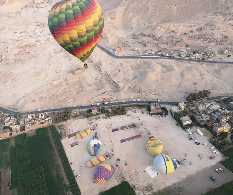 سماء محافظة الأقصر تشهد تحليق 41 رحلة بالون طائر تقل 890 سائح (1)