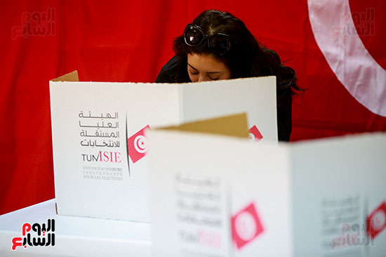 تونسية تدلى بصوتها فى انتخابات الرئاسة