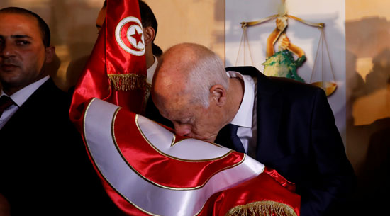 قيس سعيد يقبل العلم التونسى