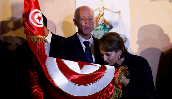 تقبيل العلم التونسى