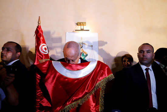الرئيس الجديد يقبل علم بلاده