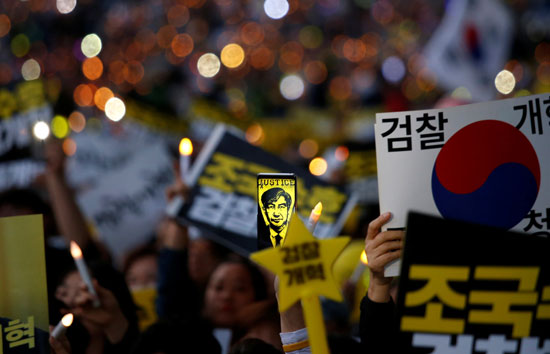 تظاهرات داعمة لوزير العدل بكوريا الجنوبية
