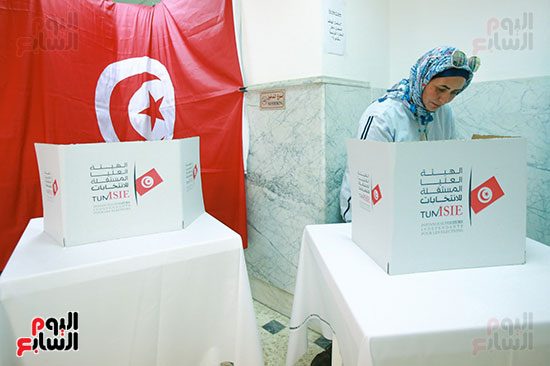 مواطنة تونسية أثناء الإدلاء بصوتها فى الانتخابات التونسية