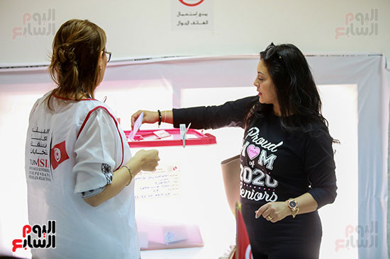مواطنة تونسية تضع ورقة الاقتراع داخل صندوق الانتخابات