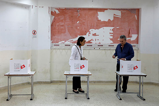 يستعد الناس للإدلاء بأصواتهم خلال الجولة الثانية من الانتخابات الرئاسية في تونس