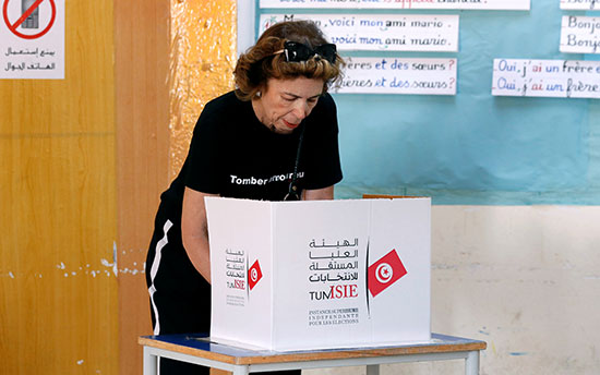 امرأة تصوت في مركز اقتراع خلال جولة الإعادة الثانية للانتخابات الرئاسية في تونس