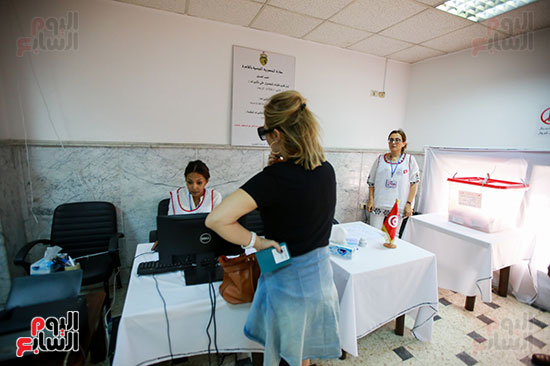 مواطنة تونسية تدلى بصوتها فى الانتخابات الرئاسية