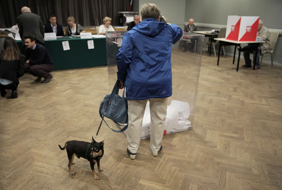 أحد-المشاركين-فى-الانتخابات-التشريعية-ببولندا