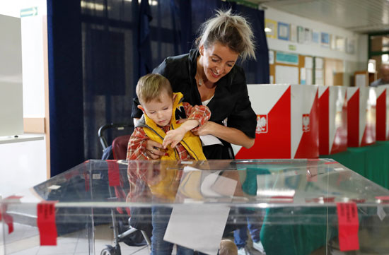 سيدة-تصتطحب-طفلها-أثناء-التصويت-فى-الانتخابات-البولندية