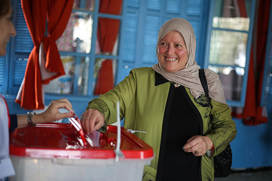 امرأة تدلي بصوتها في مركز اقتراع خلال جولة الإعادة الثانية للانتخابات الرئاسية في تونس