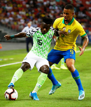 لاعب-نيجيريا-يستحوذ-على-الكرة