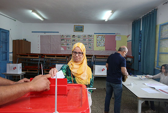 امرأة تدلي بصوتها في مركز اقتراع في تونس (2)