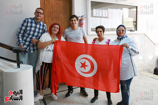 التونسيون يرفعون علم تونس بالسفارة عقب الإدلاء بأصواتهم