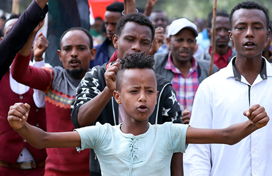 صبي يهتف بشعارات خلال مسيرة للاحتفال برئيس الوزراء الإثيوبي