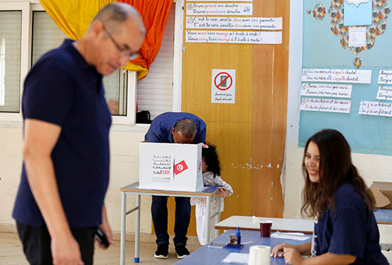 الناس يصوتون في مركز اقتراع خلال جولة الإعادة الثانية للانتخابات الرئاسية في تونس