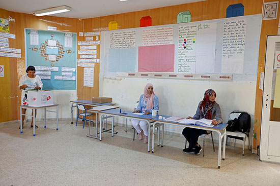 شوهد أعضاء الانتخابات في مركز اقتراع خلال جولة الإعادة الثانية للانتخابات الرئاسية في تونس