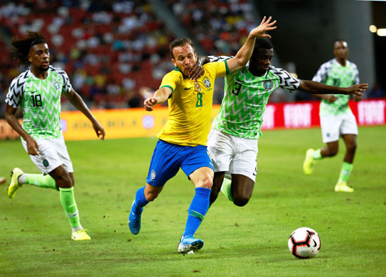 صراع-على-الكرة-بين-لاعب-البرازيل-ضد-نيجيريا