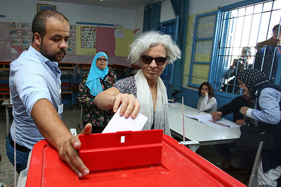 امرأة تدلي بصوتها في مركز اقتراع في تونس