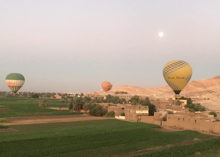 سماء محافظة الأقصر تشهد تحليق 41 رحلة بالون طائر تقل 890 سائح (3)