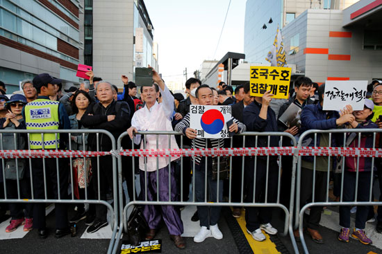 جانب من الوقفة الداعمة لوزير العدل بكوريا الجنوبية