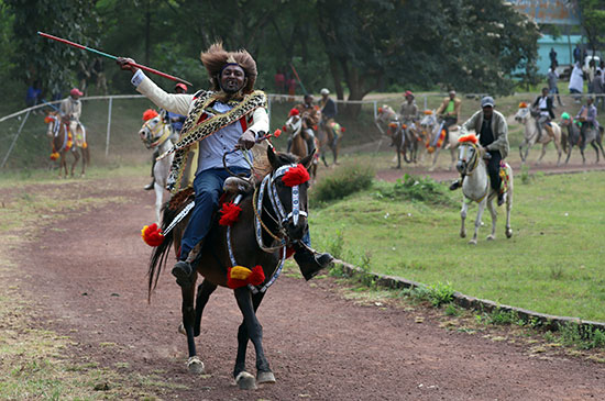 رجال يرتدون ملابس تقليدية في سباق للاحتفال برئيس الوزراء الإثيوبي أبي أحمد