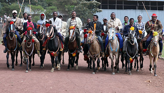رجال يركبون الجياد أثناء الاحتفال بحضور رئيس الوزراء الإثيوبي