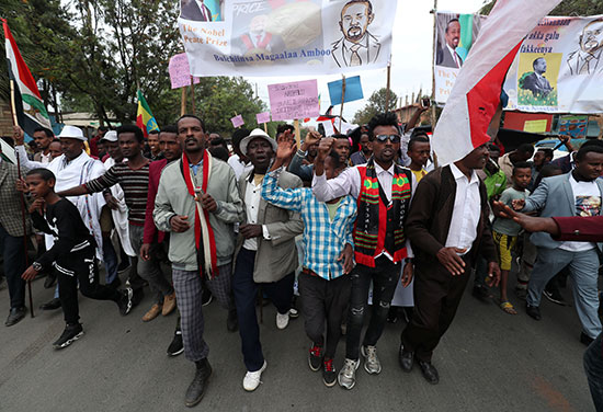 هتاف الناس بشعارات خلال مسيرة احتفالية لرئيس الوزراء الإثيوبي أبي أحمد