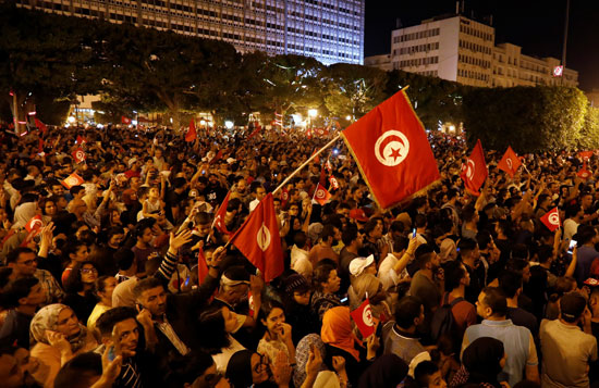 التونسيون يحتفلون فى الشوارع