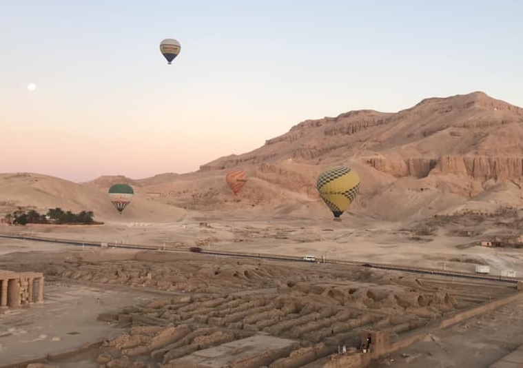 سماء محافظة الأقصر تشهد تحليق 41 رحلة بالون طائر تقل 890 سائح (2)