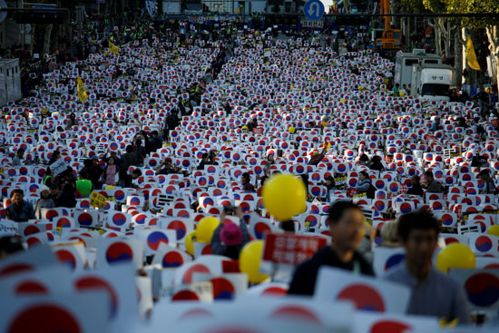 الآلاف يتظاهرون لدعم وزير العدل بكوريا الجنوبية
