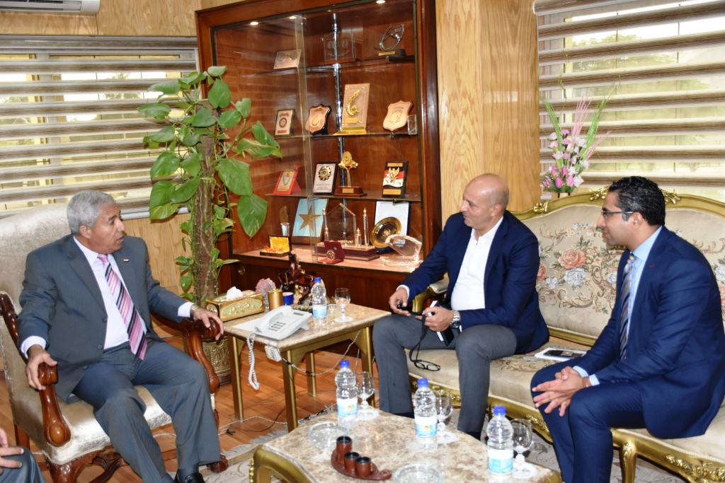 محافظ أسوان يلتقى بوفد وزارة الخارجية  (2)