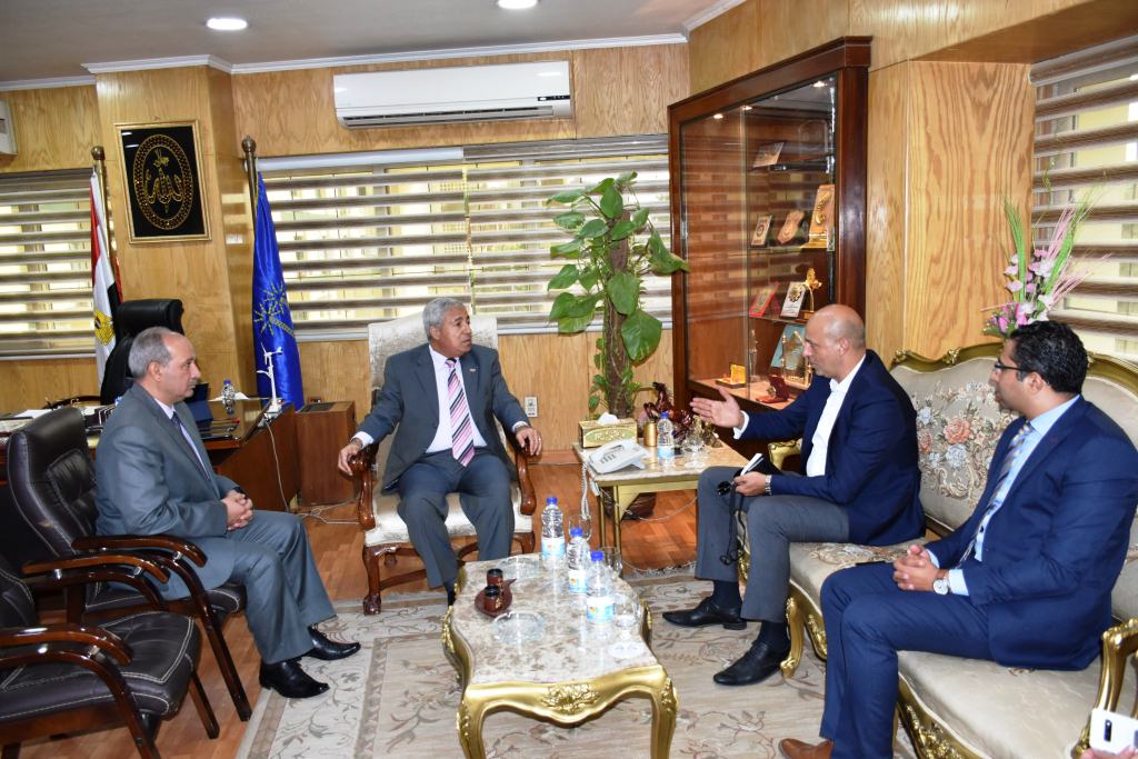 محافظ أسوان يلتقى بوفد وزارة الخارجية  (4)