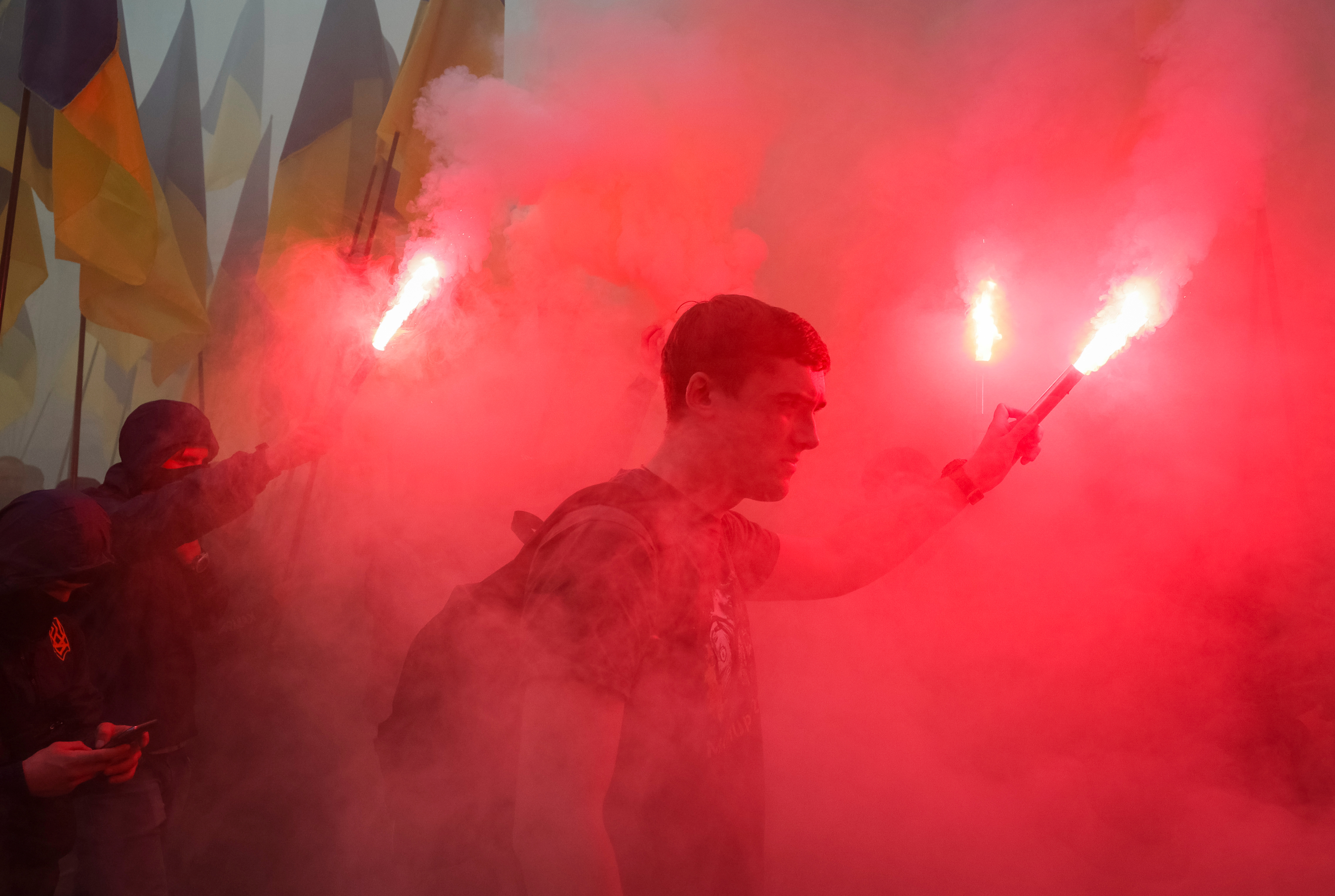 نشطاء وأنصار الحركات القومية الأوكرانية يحرقون النيران أثناء مظاهرة احتجاج