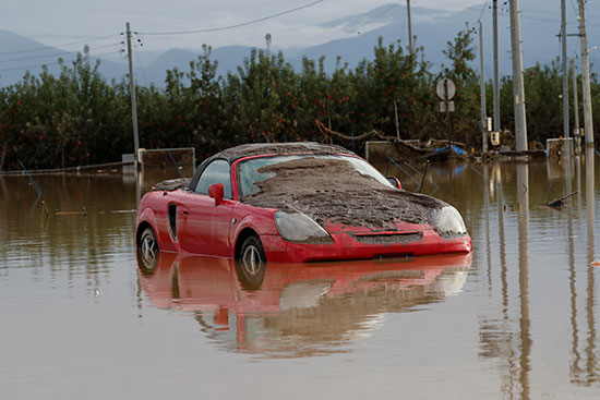 سيارة تغرق فى مياه الإعصار