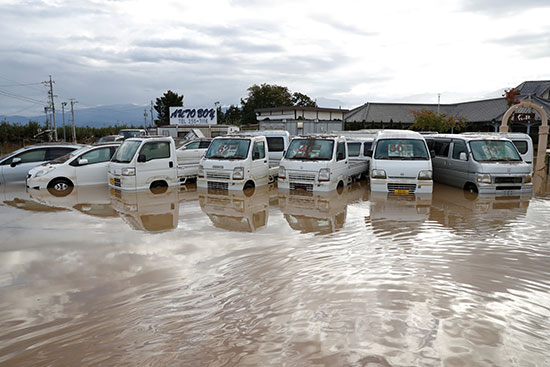 سيارات تغرق فى المياه بسبب الإعصار