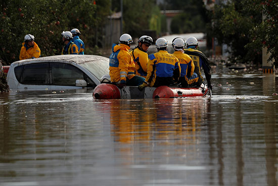 غرق شوارع المدن اليابانية فى مياه الإعصار