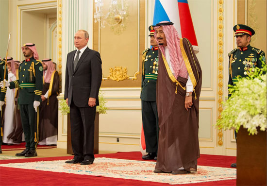 خادم-الحرمين-و-الرئيس-الروسى-خلال-تحية-استقباله-بقصر-اليمامة