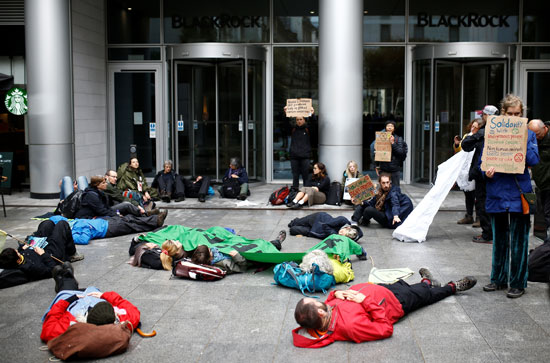 نشطاء-يستلقون-على-الأرض-كأحد-صور-الاحتجاج