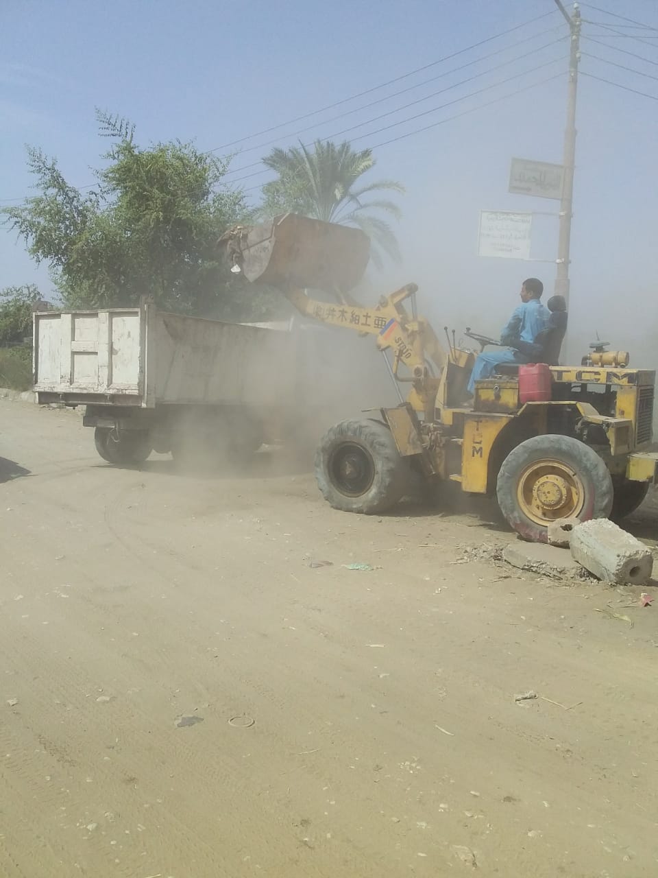 مدينة الزينية تعلن رفع 5 طن مخلفات وقمامة بجوار المعهد الديني لخدمة الطلاب والتعليم (3)