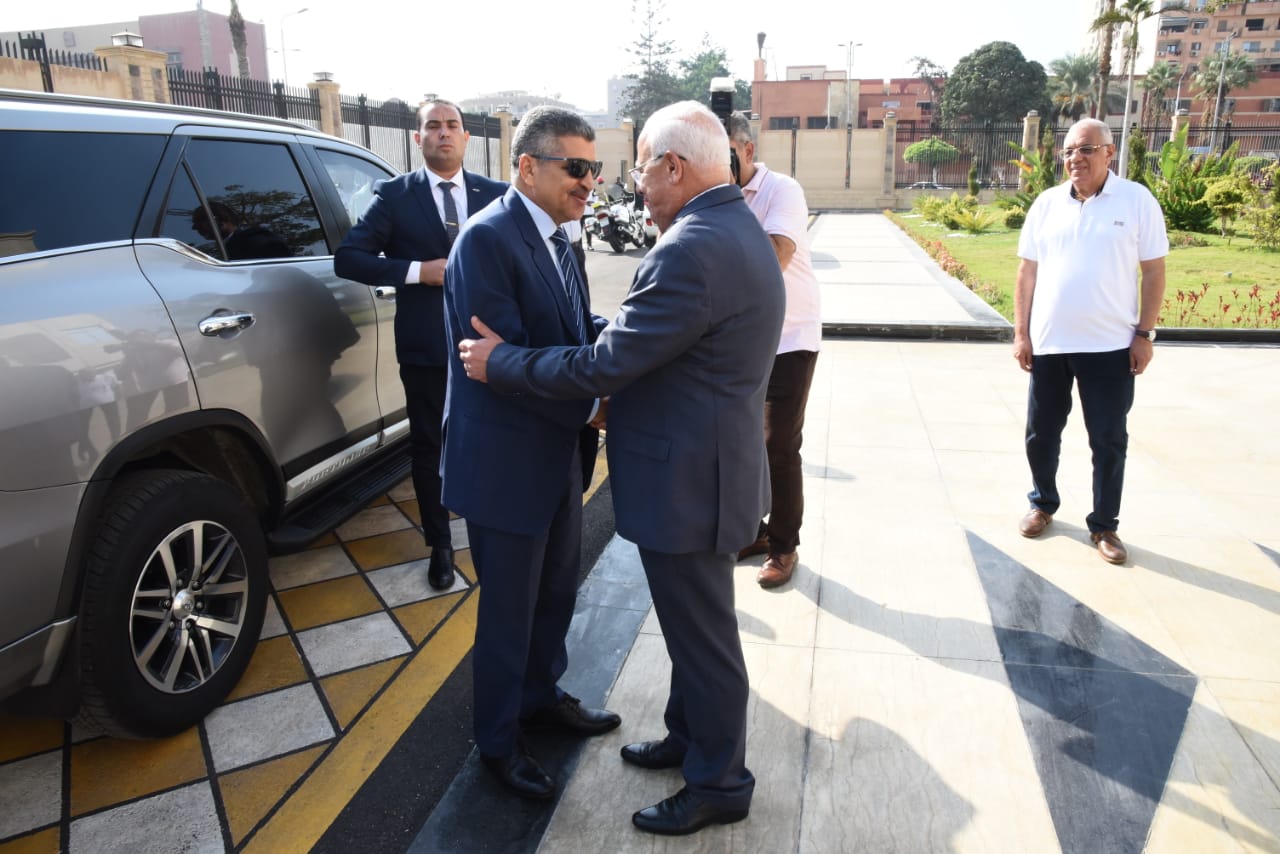 محافظ بورسعيد يستقبل رئيس هيئة قناة السويس (2)