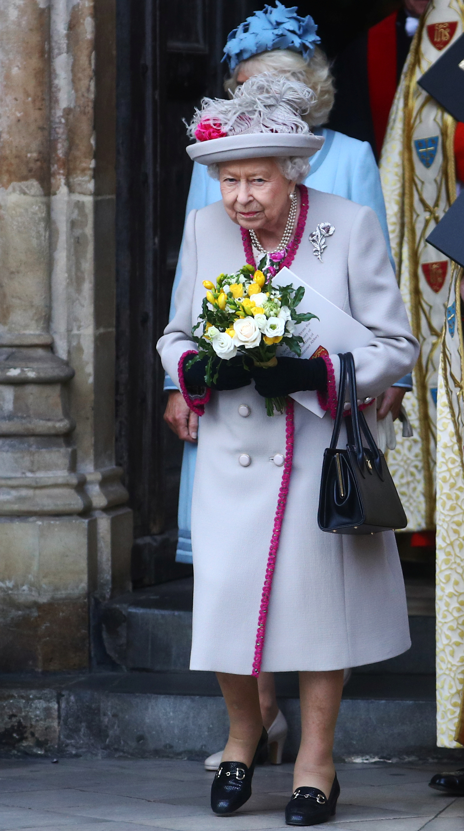 ملكة بريطانيا إليزابيث تغادر بعد زيارة في وستمنستر