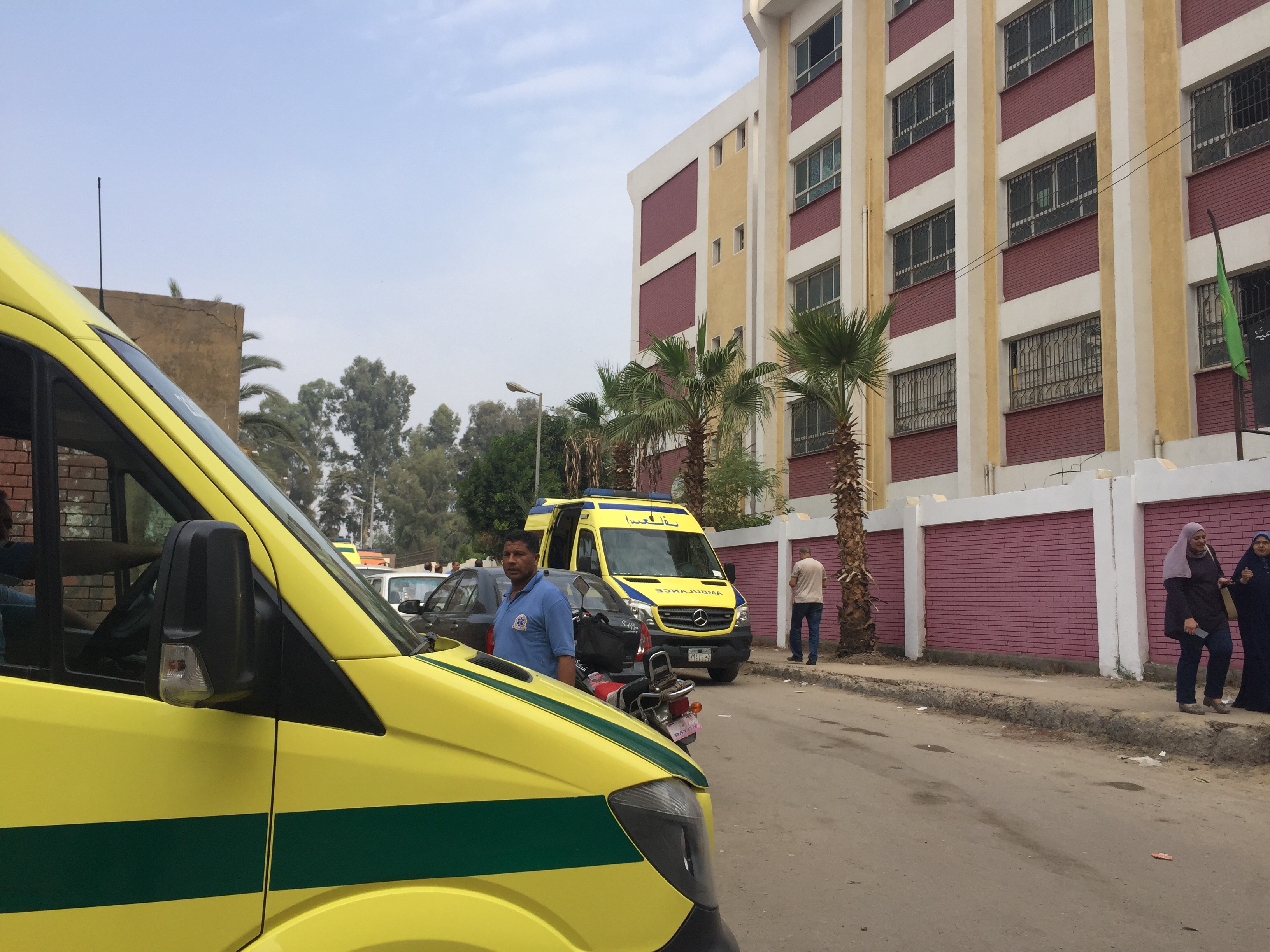 نائب محافظ الإسماعيلية ووكيل وزارة الصحة يتابعان حالة طالبات تعرضن للاختناق (14)