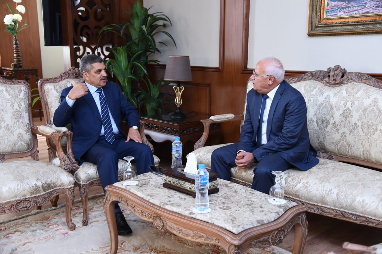محافظ بورسعيد يستقبل رئيس هيئة قناة السويس (5)