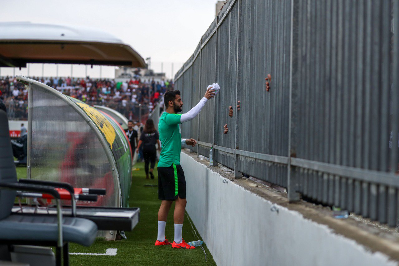 لاعب المنتخب السعودى يمنح مشجع فلسطيني قميصه