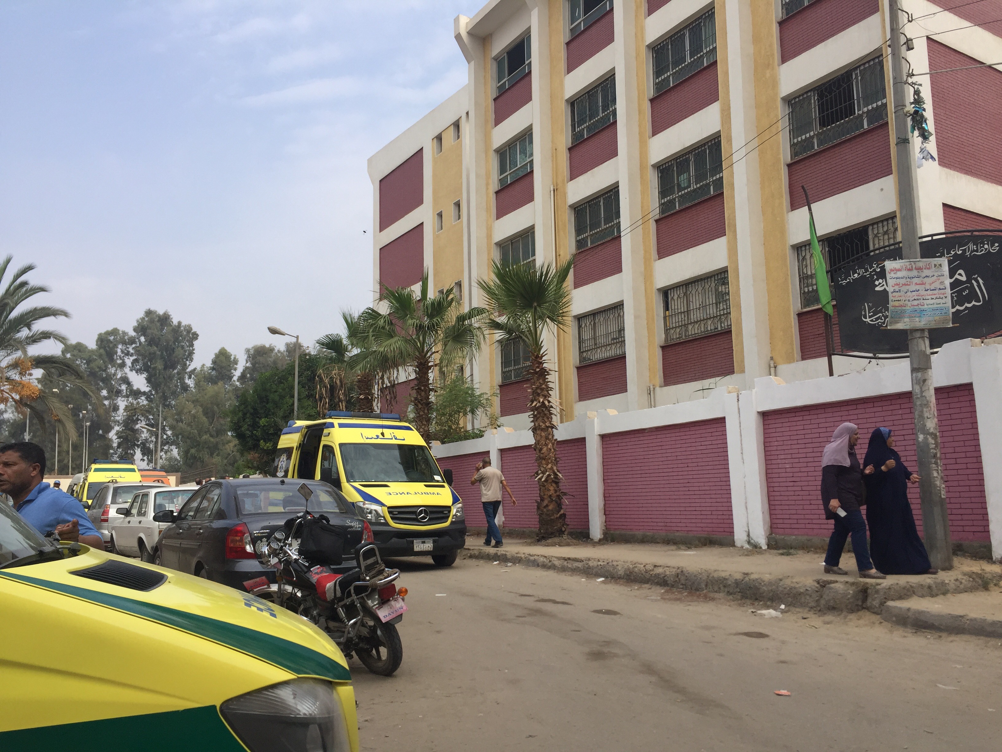 نائب محافظ الإسماعيلية ووكيل وزارة الصحة يتابعان حالة طالبات تعرضن للاختناق (15)