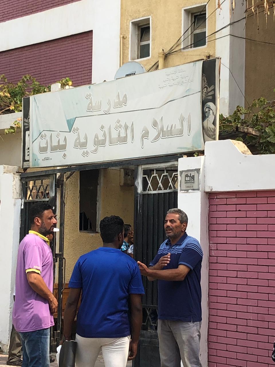 نائب محافظ الإسماعيلية ووكيل وزارة الصحة يتابعان حالة طالبات تعرضن للاختناق (9)