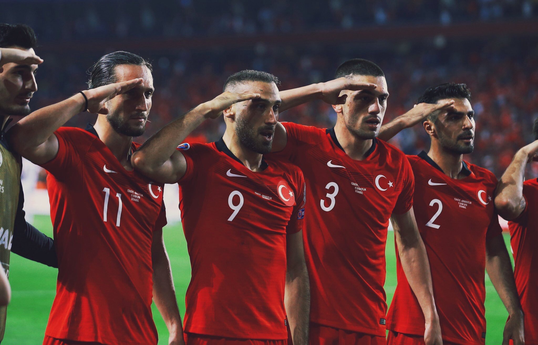 احتفال اللاعبين بالتحية العسكرية ضد ألبانيا