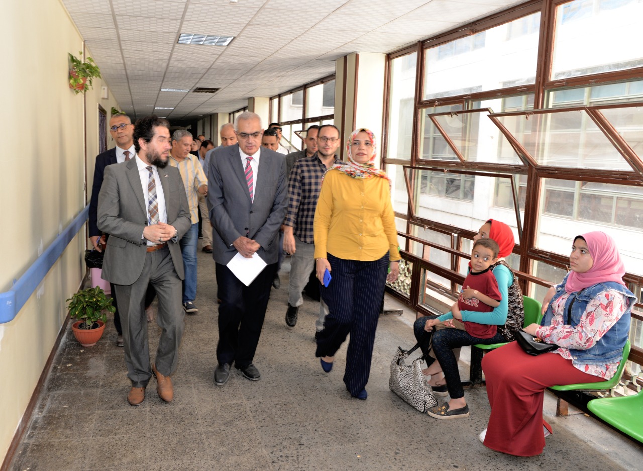 رئيس جامعة المنصورة يتفقد أعمال تطوير الوحدات والأقسام بمستشفى الأطفال (1)